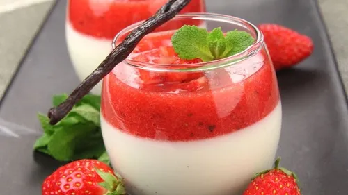Panna cotta aux asperges et chutney de fraises