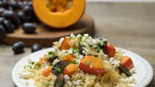 Salade tiède de boulghour, potiron, raisins et poulet