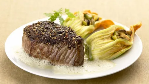 Bifteck au poivre, moules et fleurs de courgettes