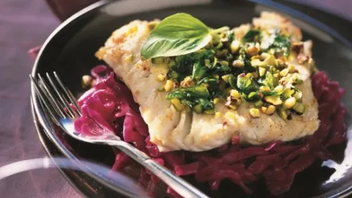 Pavé de saumon et compotée de chou rouge