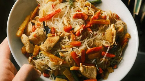 Emincé de poulet et nouilles de riz sautées