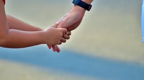 Les deux enfants abandonnés au Portugal de retour en France