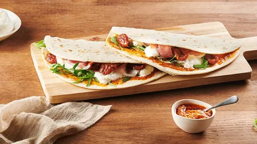 Piadina aux couleurs de l'Italie: jambon cru, burrata, roquette