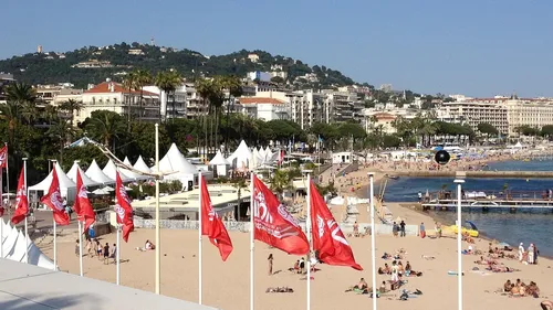 Cannes rend hommage à Brigitte Bardot et Alain Delon