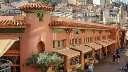 Cannes : un balcon fissuré près du marché Forville, le périmètre de...