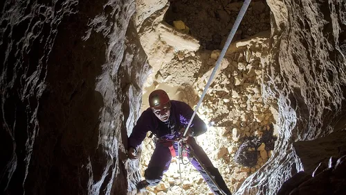 Pyrénées-Atlantiques : un spéléologue blessé à 350 mètres sous...