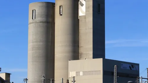 Des activistes écologistes se sont introduits dans la cimenterie à...