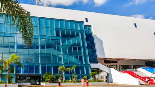 Le Palais des Festivals de Cannes devient le premier centre de...