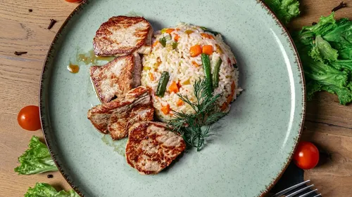 Riz sauté au légumes et filet mignon de porc