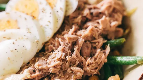 Salade protéinée au thon, œufs, pois chiche et haricots