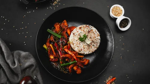 Wok de poulet à la citronnelle et au curry rouge