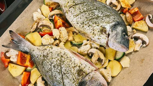 Bar entier cuit au four sur lit de légumes