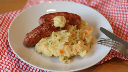 Saucisse purée réconfortante et sauce au vin rouge