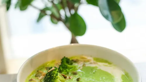 Soupe de brocoli au fromage frais et aux pignons de pin