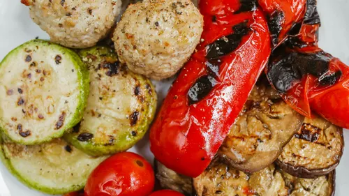 Boulettes de viande et légumes braisés