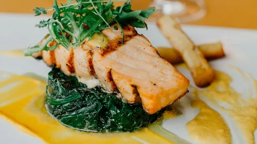 Pavé de saumon et son lit d'épinards