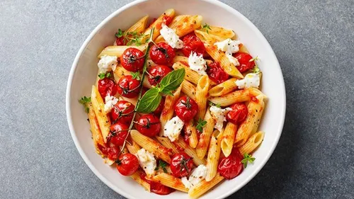 Penne aux tomates cerise, basilic et mozzarella