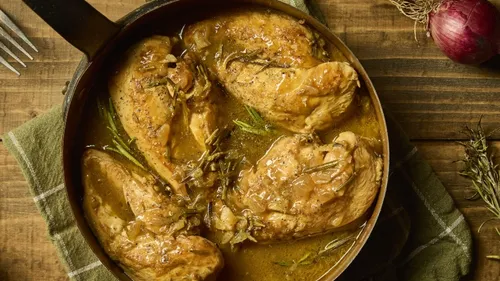 Poulet confit au miel et au romarin