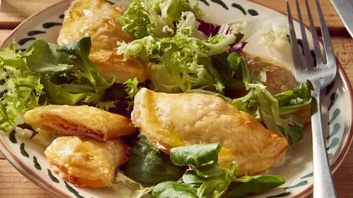 Chaussons tomates, mozzarella et jambon sec