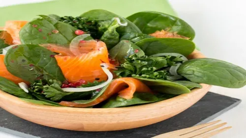 Salade épinards, saumon et radis