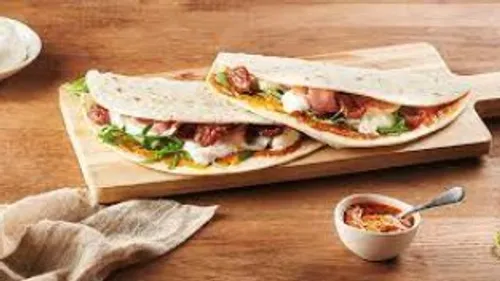 Piadina au pesto, jambon cru et Burrata