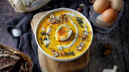 Velouté de butternut, chèvre et œuf mollet