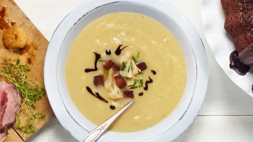Velouté chou-fleur, poireaux, saucisson grillée et caramel de...