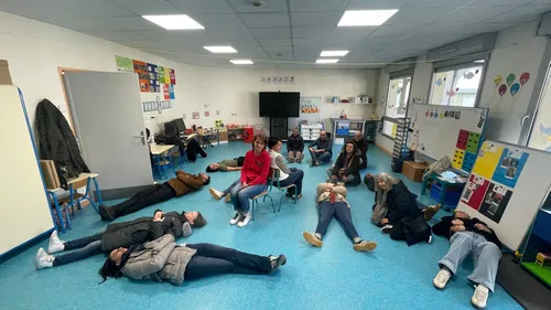 S'allonger dans une classe pour protester ? Une douzaine de parents...