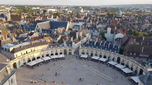 Boire un vin chaud à 46m de hauteur, c’est possible à Dijon !