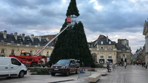 Le sapin de Noël de la place de la Lib démonté ce lundi 