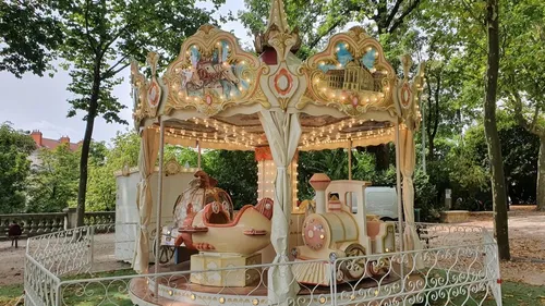 Un carrousel au square Darcy