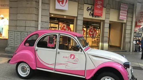 Un jeu concours aux Galeries Lafayette avec la Deuche rose 