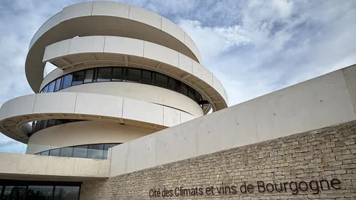 La Cité Climats et Vins de Beaune : Épicentre de la Viticulture...