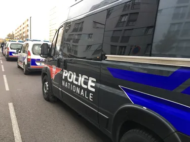 Blocus au Lycée Le Castel : syndicats et élus de gauche soutiennent...