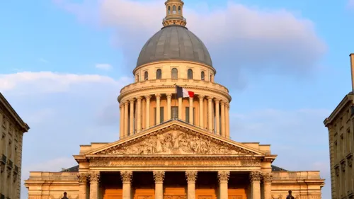 Robert Badinter entre au Panthéon : la réaction de la section...