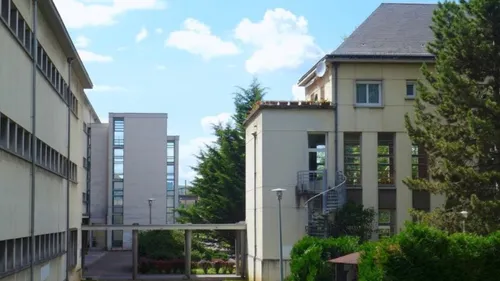 À Dijon,  les enseignants du lycée Le Castel annoncent une...