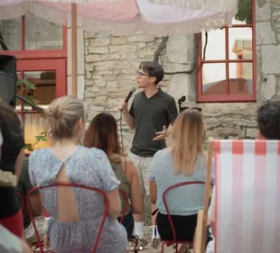 L’humoriste Thiébaud Derozier organise une soirée stand-up en plein...