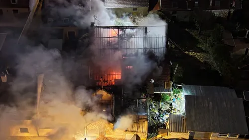 Un incendie touche une maison et se propage sur une autre à...