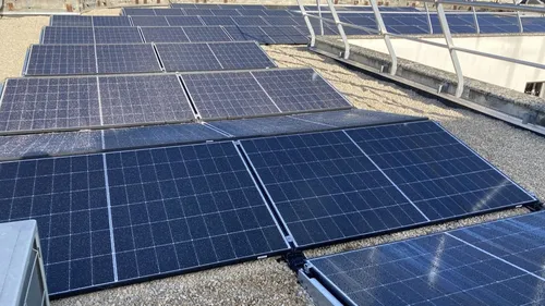 Des panneaux photovoltaïques sur le toit de la cité Henry Berger 