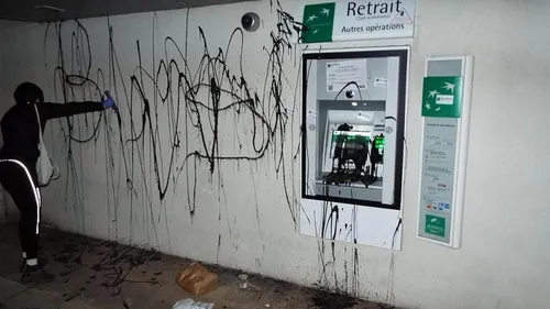 Des distributeurs dégradés par le groupe « Extinction Rebellion » 