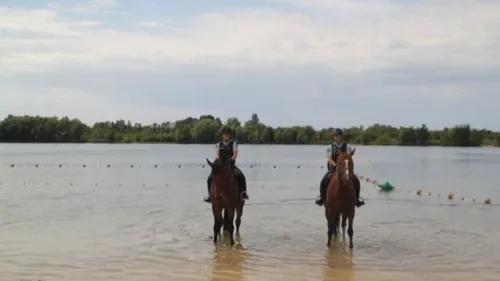 Des gendarmes à cheval surveillent la base de loisirs...