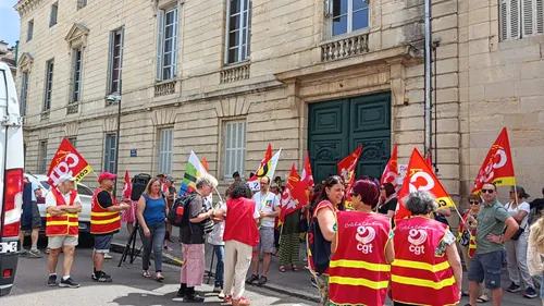 « Le 1er mai ne se passe pas au travail ! » : une cinquantaine de...
