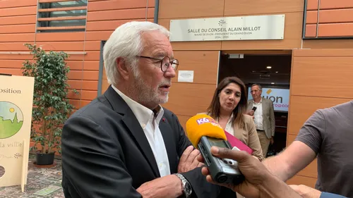 François Rebsamen s’exprime après les nuits de tension dans la...