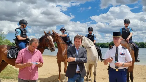Les gendarmes à cheval surveillent la base d’Arc-sur-Tille 