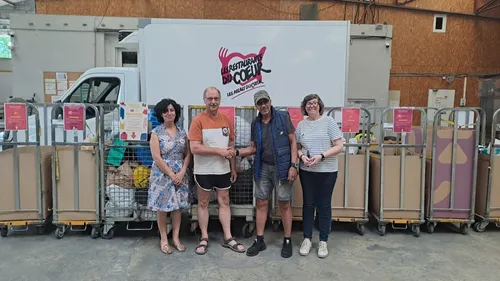 Des postiers de Côte-d’Or ont livrés 534 kilos de vêtements aux...