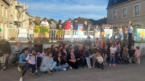 Manifestation à l'école Marie Maignot de Nuits-Saint-Georges pour «...
