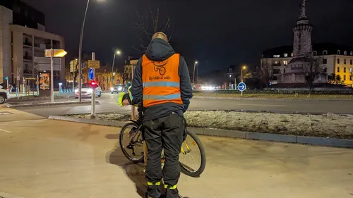 Place du 30 octobre : la voie centrale à contre-courant, selon EVAD 