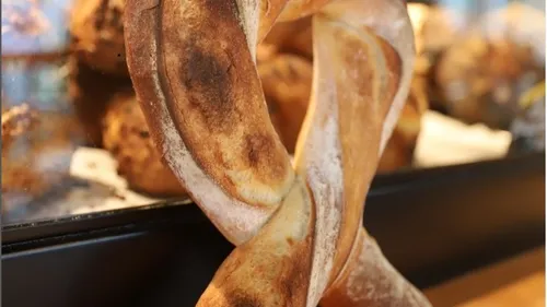 Une baguette en forme de ruban pour Octobre rose 