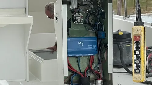 Un bateau à hydrogène sur le canal de Bourgogne 