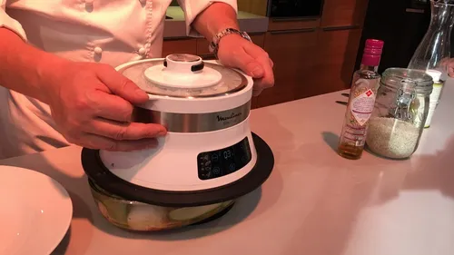 Deux ministres viennent fêter les 70 ans de la cocotte-minute 